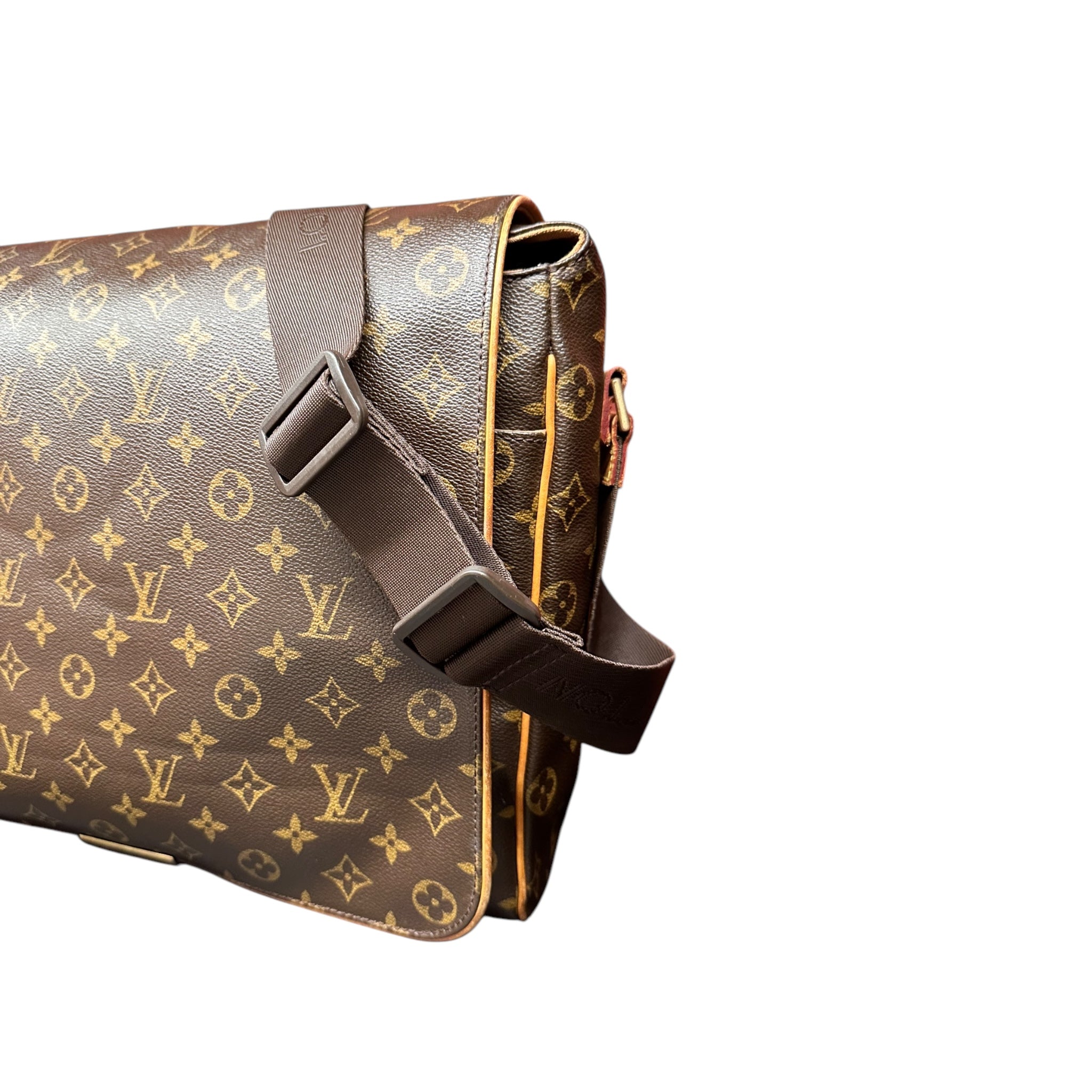 LOUIS VUITTON MESSENGER